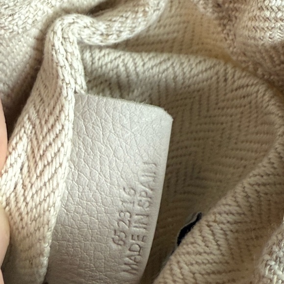 LOEWE
Anagram cut-out pocket in classic calfskin and canvas - Picture 7 of 14